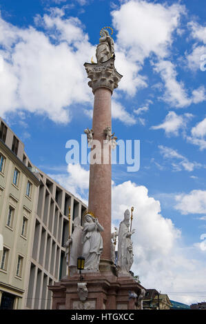 St Anna Säule auf dem Stadtplatz, Innsbruck, Österreich. Stockfoto