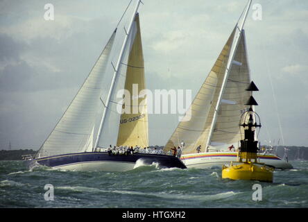 AJAXNETPHOTO. 1985. SOLENT, ENGLAND. -FASTNET RACE YACHT - US MAXI YACHT NIRVANA UND ATLANTIK PRIVATEER KÄMPFE IN SCHWEREM WETTER AM START. NIRVANA STELLTEN EINEN NEUEN REKORD FÜR DIE 605 MEILE EVENT FOTO: JONATHAN EASTLAND/AJAX REF: 21204 1 4 Stockfoto