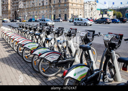 Moskau - 19. August 2016: Fahrräder an der Vermietstation Sadovaya-Chernogryazskaya ulica. Das Pilotprojekt der städtische Fahrradverleih begann im Jahr 2013 Stockfoto