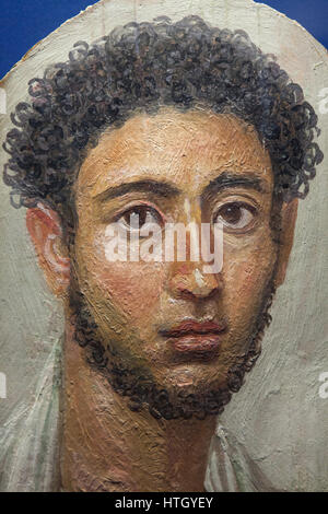 Fayum Mumienporträt eines jungen Mannes in römische Kleidung aus der Hawara-Nekropole (140 n. Chr.) auf dem Display in den staatlichen Antikensammlungen (Bayerische staatliche Sammlung von Antiquitäten) in München, Bayern, Deutschland. Stockfoto