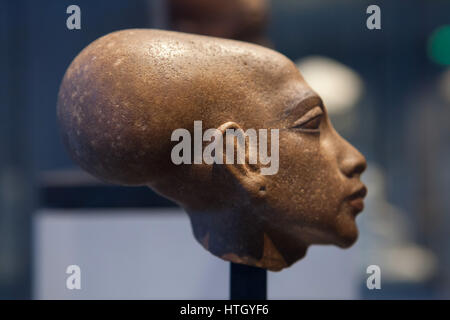 Ägyptische Prinzessin. Quarzit-Kopf einer Statue von einem der sechs Töchter von Pharao Echnaton und Königin Nefertiti ab etwa 1345 v. Chr., 18. Dynastie, neuen Reich des alten Ägypten, auf dem Display im Staatliches Museum Agyptischer Kunst (staatliche Museum für ägyptische Kunst) in München, Bayern, Deutschland. Stockfoto