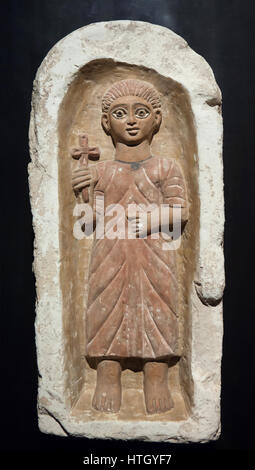 Jugend von Nische mit einem Rundbogen umrahmt. Koptische Kalkstein Grab Stele aus Oberägypten, 4. Jahrhundert n. Chr., auf dem Display im Staatliches Museum Agyptischer Kunst (staatliche Museum für ägyptische Kunst) in München, Bayern, Deutschland. Stockfoto