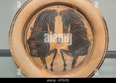 Korinthischen schwarzfigurige Platte dekoriert mit Pferden Köpfe von 600-575 v. Chr. auf dem Display in den staatlichen Antikensammlungen (Bayerische staatliche Sammlung von Antiquitäten) in München, Bayern, Deutschland. Stockfoto