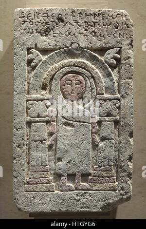 Der Heilige in einer Nische. Koptische Sandstein Grab Stele aus dem 4-6. Jahrhundert n. Chr. auf dem Display im Staatliches Museum Agyptischer Kunst (staatliche Museum für ägyptische Kunst) in München, Bayern, Deutschland. Stockfoto
