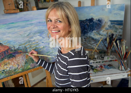 Susie Ray, Kopist/Malerin in ihrem Atelier in Cornwall Stockfoto