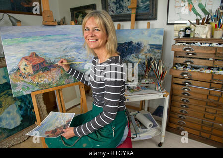 Susie Ray, Kopist/Malerin in ihrem Atelier in Cornwall Stockfoto