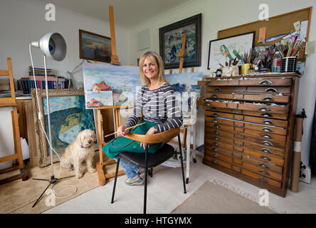 Susie Ray, Kopist/Malerin in ihrem Atelier in Cornwall Stockfoto