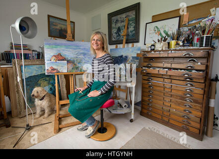 Susie Ray, Kopist/Malerin in ihrem Atelier in Cornwall Stockfoto