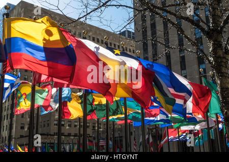 Internationalen Nation Flaggen angezeigt am Rockefeller Center, NYC, USA Stockfoto