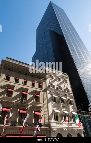 Cartier Mansion und Versace Schaufenster auf Fifth Avenue, New York, USA Stockfoto