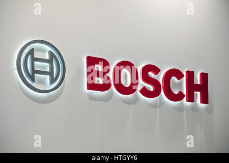 Moskau, Russland - Februar 2016: Bosch Firmenlogo an der Wand. Bosch ist ein Deutsches multinationales Unternehmen der Elektrotechnik und Elektronik Stockfoto