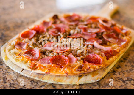 Fleisch-Liebhaber Pizza - rechteckig Stockfoto