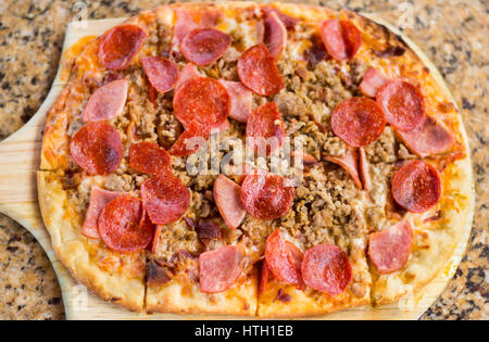 Fleisch-Liebhaber Pizza - rechteckig Stockfoto