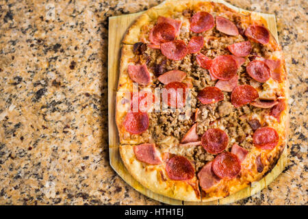 Fleisch-Liebhaber Pizza - rechteckig Stockfoto