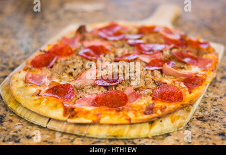 Fleisch-Liebhaber Pizza - rechteckig Stockfoto