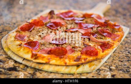 Fleisch-Liebhaber Pizza - rechteckig Stockfoto