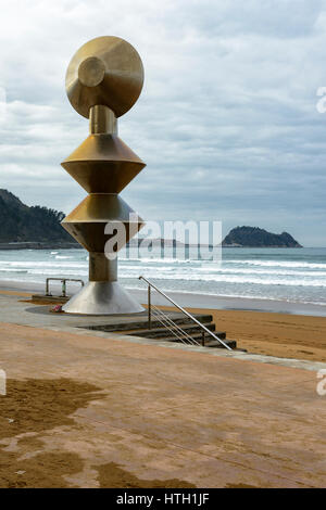 Erwähnen Sie Zarauzko Dama, spezielle Skulptur Wettbewerb Promenade der Stadt Zarauz, Guipuzcoa, Baskenland, Spanien. Stockfoto