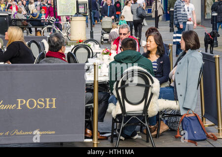 Leute draußen sitzen und genießen Sie einen Drink in einer Sitzecke im Peascod Street in Windsor, Berkshire. Stockfoto