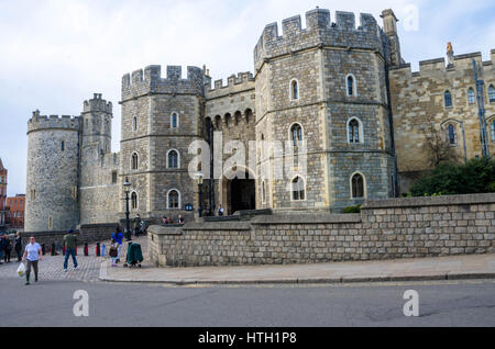 Ein Blick auf das Henry VIII Tor, einer der Eingänge in Windsor Castle, eine britische königliche Residenz in Berkshire, Vereinigtes Königreich. Stockfoto