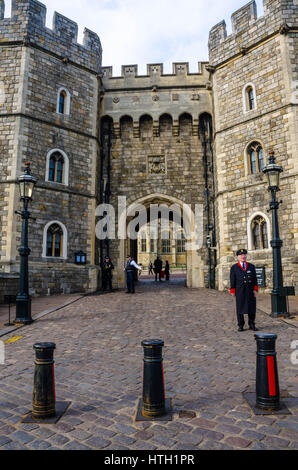 Ein Blick auf das Henry VIII Tor, einer der Eingänge in Windsor Castle, eine britische königliche Residenz in Berkshire, Vereinigtes Königreich. Stockfoto