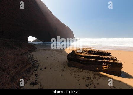 Roten Bögen und felsigen Strand am Atlantik in der Region Sous-Massa-Draa, Sidi Ifni, Legzira, Marokko, Afrika. Stockfoto