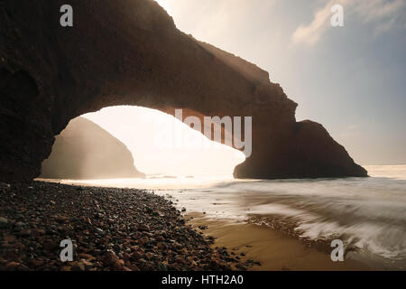 Roten Bögen und felsigen Strand am Atlantik in der Region Sous-Massa-Draa, Sidi Ifni, Legzira, Marokko, Afrika. Stockfoto