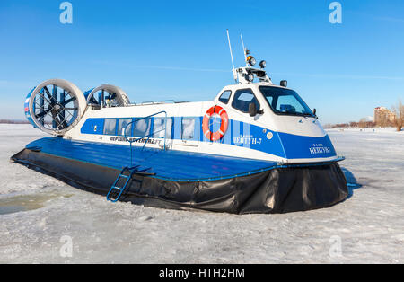 SAMARA, Russland - 11. März 2017: Hovercraft auf dem Eis der zugefrorenen Wolga in Samara, Russland Stockfoto