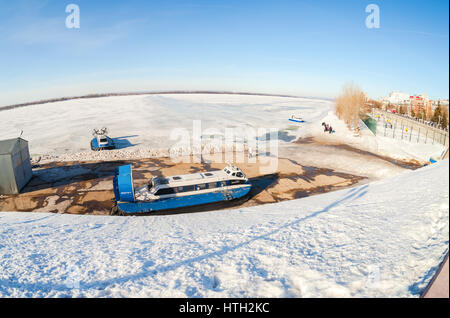 SAMARA, Russland - 11. März 2017: Hovercraft Transporter auf dem Volga-Damm in Samara, Russland Stockfoto