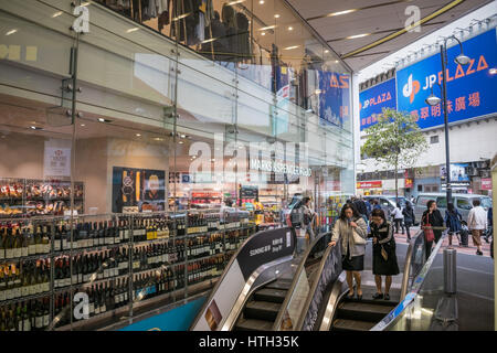 Einkaufsviertel mit Marks & Spencer im Vordergrund und Werbetafeln im Hintergrund in Causeway Bay Gegend von Hong Kong Stockfoto