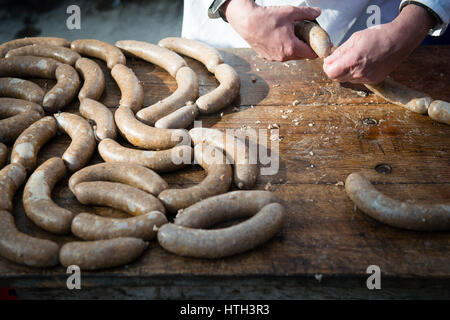 Herstellung von hausgemachten Wurstwaren Stockfoto