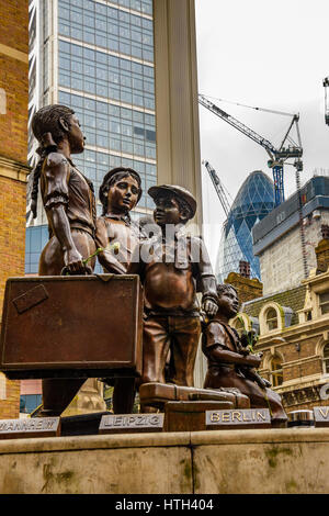 Kindertransport - Die Ankunft Gedenkstätte mit nicht identifizierten Personen. Sein eine Bronzeskulptur von Frank Meisler, in den Vorplatz der Liverpool Street Stockfoto