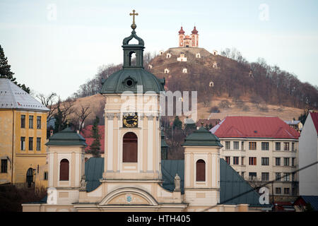 Pfarrkirche mit Kalvarienberg Mount im Hintergrund, Banska Stiavnica, Slowakei Stockfoto