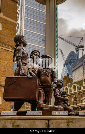 Kindertransport - Die Ankunft Gedenkstätte mit nicht identifizierten Personen. Sein eine Bronzeskulptur von Frank Meisler, in den Vorplatz der Liverpool Street Stockfoto