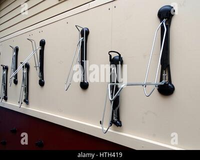 Fahrradständer montiert an einer Wand Stockfoto