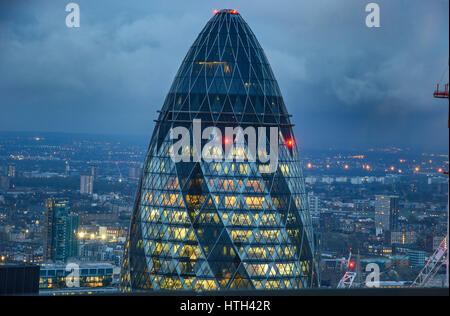 30 St Mary Axe (formlos bekannt als The Gherkin sowie zuvor die Schweizer Rück-Gebäude) ist ein kommerzieller Wolkenkratzer in London die primäre finanzielle Dist Stockfoto