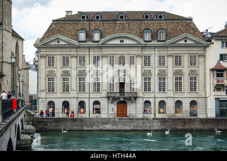 Gilden Haus Pinienkernen Zur Meisen entlang der Limmat in Zürich, Schweiz Stockfoto