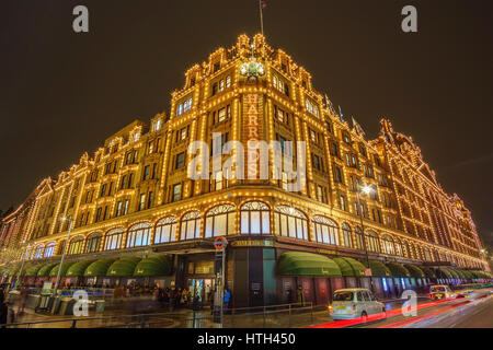 Das berühmte Kaufhaus Harrods in der Nacht vom Februar 2017 in Knightsbridge in London, Vereinigtes Königreich. Harrods ist das größte Kaufhaus Europas. Stockfoto