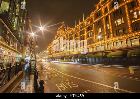 Das berühmte Kaufhaus Harrods in der Nacht vom Februar 2017 in Knightsbridge in London, Vereinigtes Königreich. Harrods ist das größte Kaufhaus Europas. Stockfoto