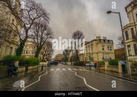 Tante-Emma-Laden und schönen bunten Häuser in der berühmten Notting Hill gegen ein bewölkter Himmel. London, Vereinigtes Königreich. Stockfoto