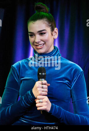 Bala Cynwyd, PA, USA. 2. März 2017. Englische Singer-Songwriterin Dua Lipa Besuche Q102 Performance-Theater. Stockfoto