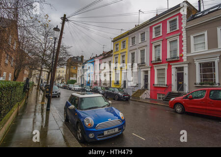 Tante-Emma-Laden und schönen bunten Häuser in der berühmten Notting Hill gegen ein bewölkter Himmel. London, Vereinigtes Königreich. Stockfoto