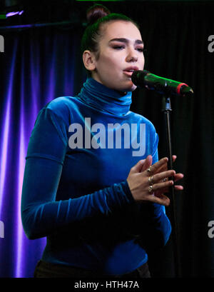 Bala Cynwyd, PA, USA. 2. März 2017. Englische Singer-Songwriterin Dua Lipa Besuche Q102 Performance-Theater. Stockfoto