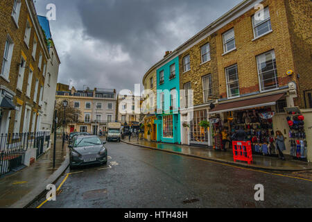 Tante-Emma-Laden und schönen bunten Häuser in der berühmten Notting Hill gegen ein bewölkter Himmel. London, Vereinigtes Königreich. Stockfoto