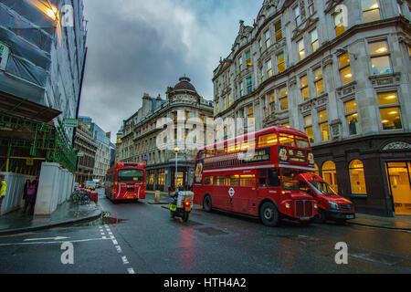 Straßen von London mit schöner Architektur und der alten klassischen Doppeldecker. London, Vereinigtes Königreich. Stockfoto