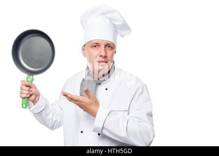 Jungkoch und eine Bratpfanne, ein Portrait auf einem weißen Hintergrund im studio Stockfoto