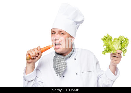 Koch essen frischen Karotten im Studio vor einem weißen Hintergrund Stockfoto