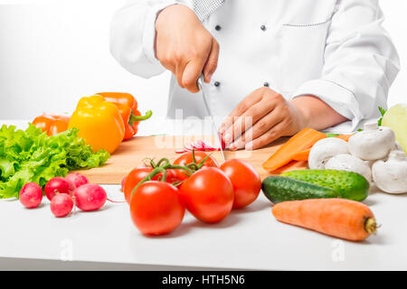 Hand-Koch geschnittenen Gemüse für Salat hautnah auf einem Holzbrett Stockfoto