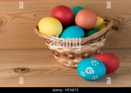 Ostern-Still-Leben auf eine schöne natürliche Holzdielen hautnah Stockfoto