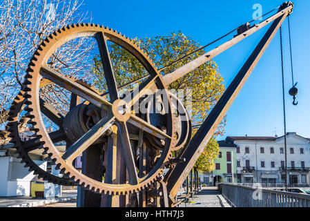 Zahnräder eines alten und Vintage Kran. Der Kran befindet sich in der Nähe von dem kleinen Hafen am See von Luino, Lago Maggiore, Italien Stockfoto
