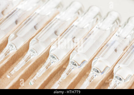 Reihe von transparenten medizinischen Ampullen im Paket. Nahaufnahme Stockfoto